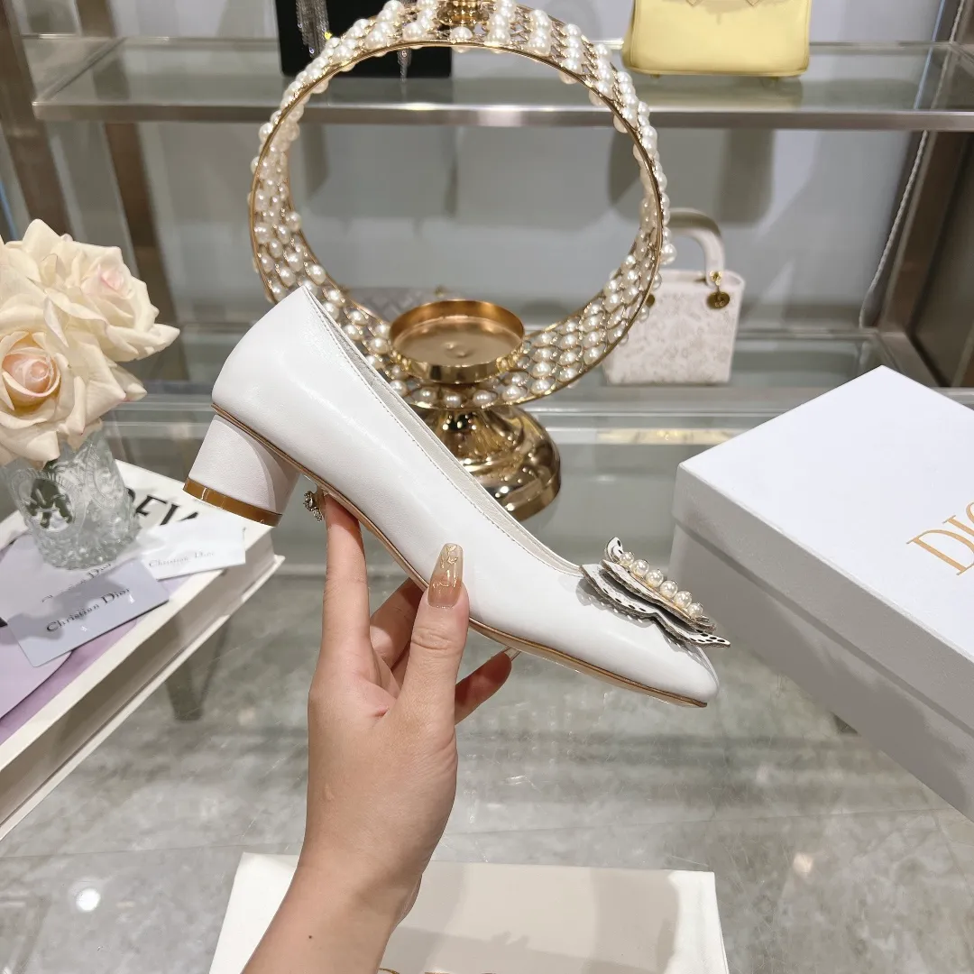 👟👟Ex-factory price 560👟👟 2024 early spring new style ◼️Dior ◼️Dior spring and summer latest fashion show haute couture series sandals Bow Mary Jane ——— Ldylle retro Roman style doll women's sandals CD pearl five metal buckle bow low-heeled women's single shoes Original development top high-end version Material: imported cow patent leather upper + water-dyed sheepskin lining + original molded pearl buckle + Italian genuine leather outsole Size: 34-40 (34.40. Customization is non-refundable and non-exchangeable) Heel height: 4.5cm 8.5cm